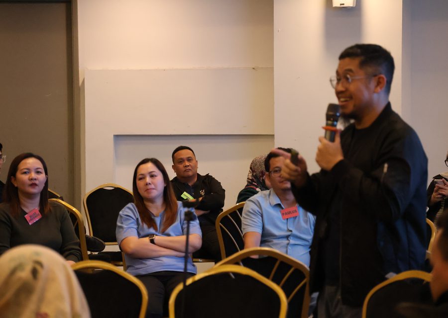 WRK facilitator leading an effective communication workshop